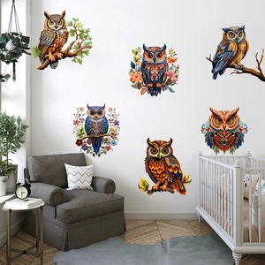 Détail de stickers muraux hiboux dans une chambre d'enfant aux motifs naturels faits à la main