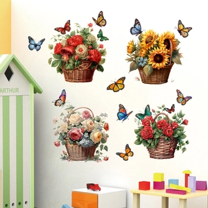 Détail des paniers de fleurs tressés et stickers muraux papillons colorés sur mur blanc