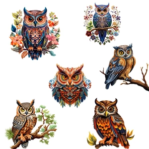 Stickers muraux hiboux colorés sur branches pour décoration intérieure artistique