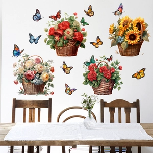 Détail de stickers muraux avec pies, papillons et paniers de roses dans une salle à manger