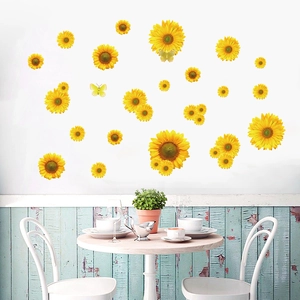 Dettaglio di adesivi murali con girasoli e farfalle in una calda sala da pranzo