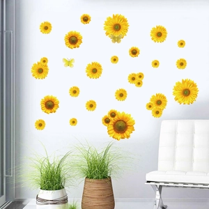Dettaglio degli adesivi murali con girasoli e farfalle in un soggiorno moderno e luminoso