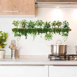 Gros plan de stickers muraux 3D plantes vertes suspendues sur carrelage de cuisine