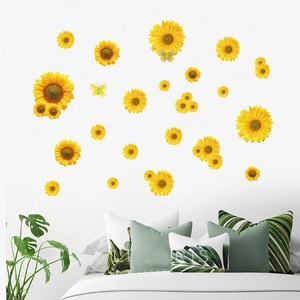 Dettaglio di adesivi murali con girasoli e farfalle su sfondo bianco della camera