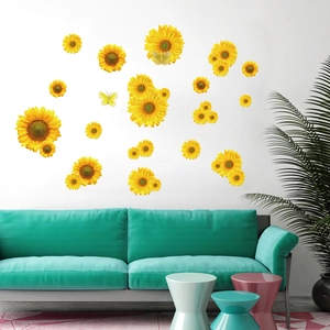 Adesivi murali con girasoli e farfalle che decorano la parete del soggiorno