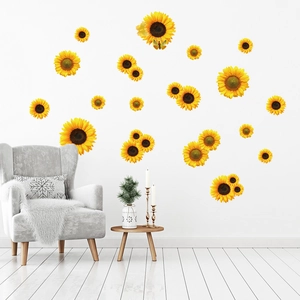 Adesivi murali con girasoli e farfalle per decorazione casa sopra un divano grigio