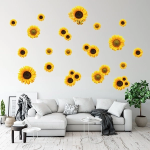 Dettaglio di adesivi murali con girasoli gialli e farfalle in un soggiorno in stile moderno