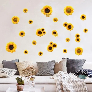 Adesivi murali con girasoli e farfalle gialle in un soggiorno luminoso e accogliente