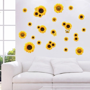 Adesivi murali con girasoli e farfalle su una luminosa parete bianca del soggiorno