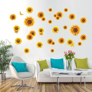 Dettaglio di adesivi murali con girasoli e farfalle in un soggiorno in stile moderno