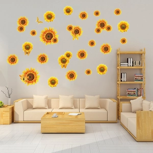 Dettaglio di adesivi murali girasoli e farfalle su una parete grigia minimalista in soggiorno