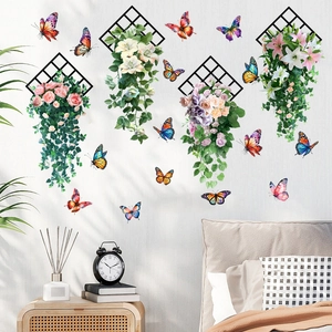 Détail de stickers muraux avec fleurs grimpantes, papillons 3D et treillis noir moderne