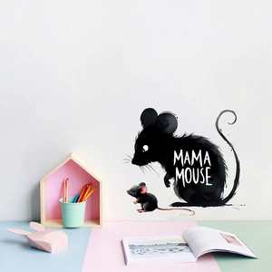 Détail du sticker mural Mama Mouse avec effet aquarelle sur fond pastel moderne