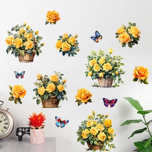 Detail von selbstklebenden gelben Rosen-Blumenkorb-Wandstickern mit bunten Schmetterlingen