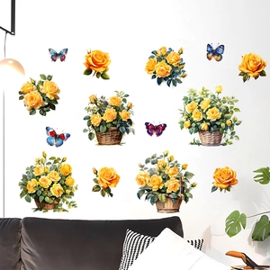 Detaillierte Nahaufnahme von gelben Blumenkorb-Wandtattoos und bunten Schmetterlingen an der Wand