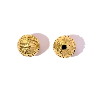 Detail of gold-plated hollow-out water drop heart stainless steel beads for DIY jewelry