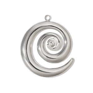 Dettaglio macro di un ciondolo a spirale in acciaio inossidabile argento con finitura lucida