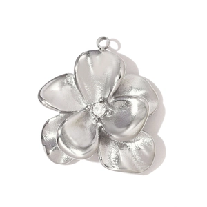 Dettaglio di un ciondolo a fiore in argento con un diamante centrale lucido