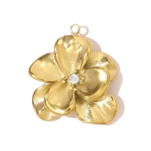 Dettaglio del ciondolo a fiore vintage dorato con strass luminoso al centro per lei