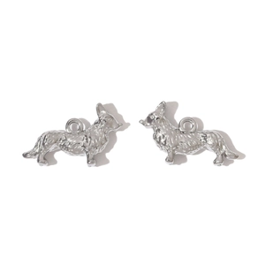 Gedetailleerde macro-opname van zilveren Corgi-hangers van staal met vachtstructuur