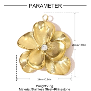 Dettaglio del ciondolo floreale dorato da 26 mm con strass in acciaio inox