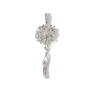 Vista macro dettagliata di un ciondolo a forma di fiore in argento con trame metalliche