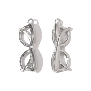 Detailweergave van zilveren 3D-brilhangers met gepolijste afwerking en ringetjes
