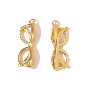 Detail van een paar gouden 3D-brilvormige roestvrijstalen hangers met gepolijste afwerking