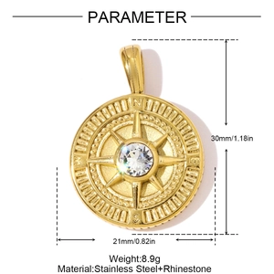 Dettaglio macro di un ciondolo a bussola dorato con strass e misure indicate