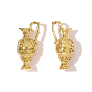 Detailopname van gouden amfora-oorbellen met verfijnde klassieke reliëfpatronen