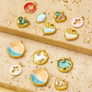 Pendentifs en acier inoxydable émaillé croix cœur et coquillage en couleurs variées
