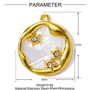 Vue détaillée du pendentif rond en acier doré avec étoiles, nacre et dimensions