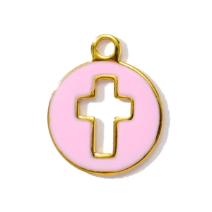 Détail d'un pendentif croix ronde doré à l'or fin avec émail rose pour bijoux