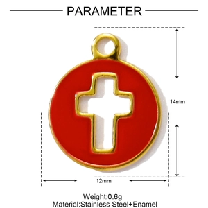 Détail du pendentif croix ronde 14x12mm en émail rouge et acier inoxydable doré