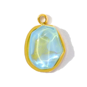 Vue détaillée d'un pendentif en nacre irisée bleue avec bordure dorée élégante
