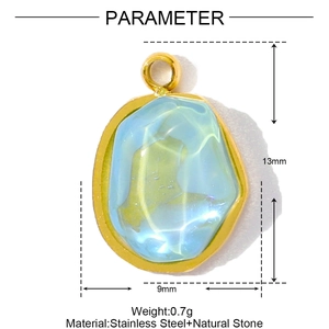 Détail macro du pendentif ovale en pierre naturelle bleue avec bordure dorée