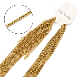 Dettaglio catena box in acciaio inossidabile placcato oro 18k con chiusura a moschettone