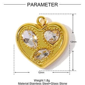 Vue détaillée du pendentif cœur en acier inoxydable avec pierres et dimensions précises