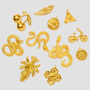 Vue détaillée de divers pendentifs en acier inoxydable doré aux motifs de serpent et cerise