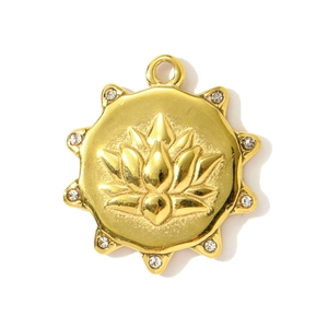 Macro-opname van gouden lotusbloem hanger met witte zirkonia en gedetailleerd reliëf
