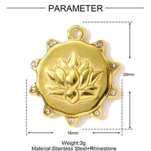Detailweergave van gouden lotus zon hanger met witte strassteentjes en afmetingen