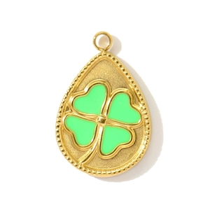 Detailopname van gouden druppelvormige hanger met groen klavertje vier inlegwerk