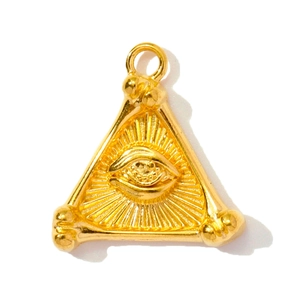 Détail macro d'un pendentif triangle doré avec gravure centrale de l'Oeil de la Providence