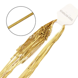 Dettaglio della catena serpente in acciaio inossidabile placcato oro 18k con trama piatta