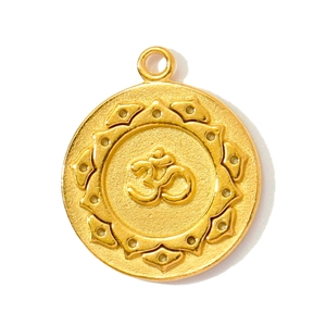 Détail d'un pendentif doré avec symbole Om et motif de lotus en acier inoxydable