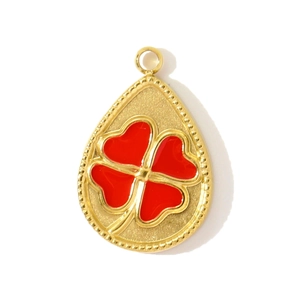 Macro-opname van vergulde druppelhanger met rood klavertje vier van emaille-accent