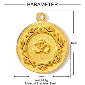Détail d'un pendentif Om en acier inoxydable doré 15mm avec motif lotus