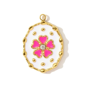 Detail van ovale vergulde hanger met roze emaille bloem en fonkelende strassteen