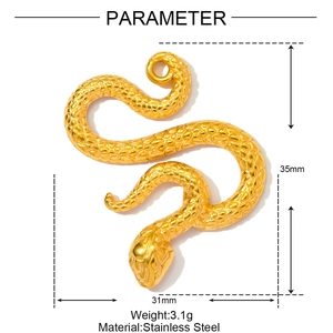 Détail macro d'un pendentif serpent doré montrant la texture des écailles et mesures