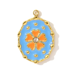 Macro-opname van de ovale gouden hanger met blauw emaille en bloemendetail